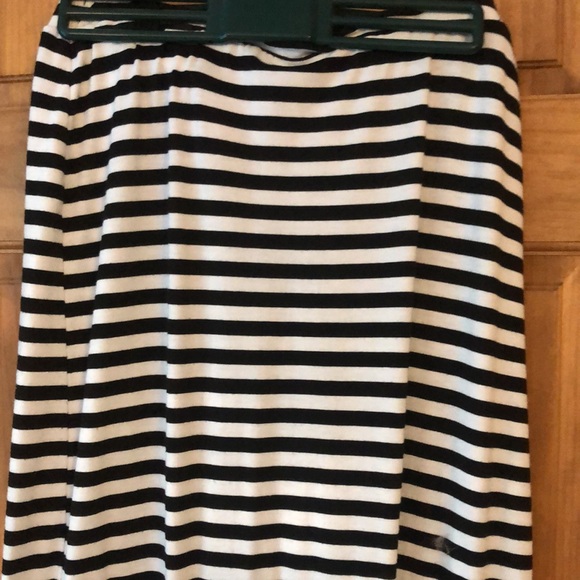 Black and white maxi skirt size small - Picture 2 of 2